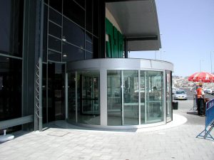 דלת זכוכית קרוסלה בכניסה לקניון