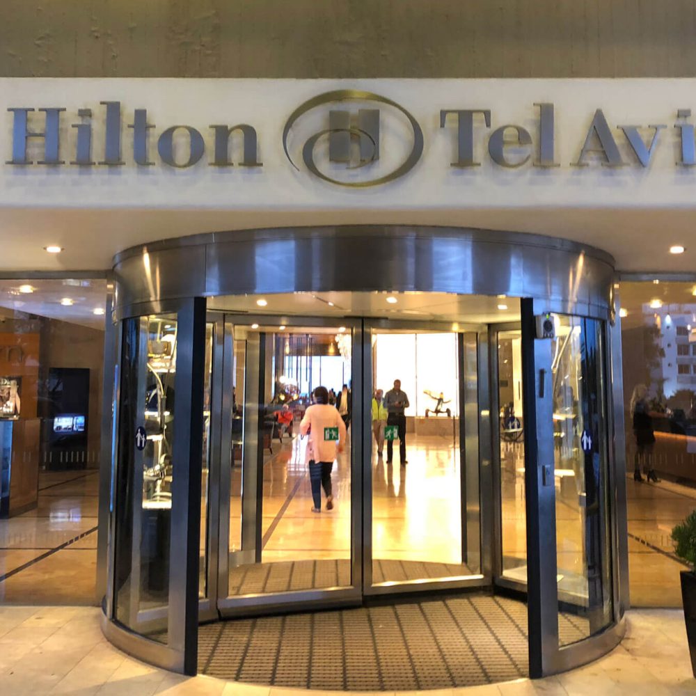דלת זכוכית סובבת - מלון הילטון תל אביב