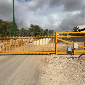 שערים קונזוליים, שער קונלזילי, שער נגלל ליישוב, אלטרון