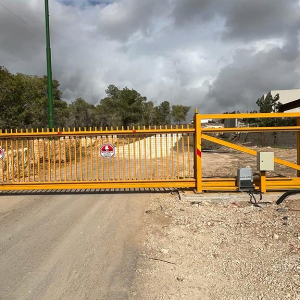 שערים קונזוליים, שער קונלזילי, שער נגלל ליישוב, אלטרון